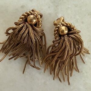 Vintage Gold Toned Cain Tassel Clip-on Earrings